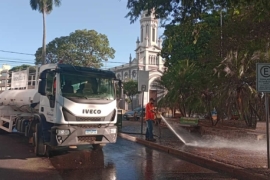 Garagem Municipal realiza limpeza da Praça da Matriz de São João Batista