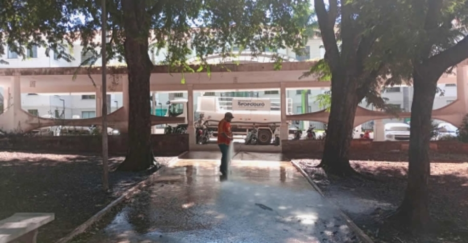 Garagem Municipal realiza limpeza da Praça Abílio Alves Marques "Praça da Santa Casa"