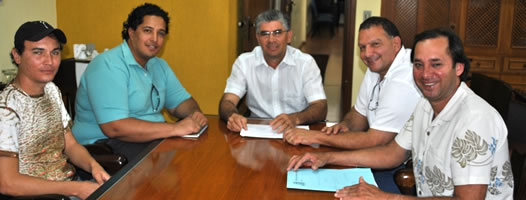 Pormenores – Italiano (ao centro), Fauze Mustafa Bazzi  e Renato Ennes (à direita) e representantes do GVD conversam sobre a 4ª Parada da Diversidade.