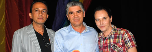 Homenagem – O prefeito João Batista Bianchini, ladeado pelo presidente do GVD, Jorge Luiz (à esquerda) e o 1º secretário, Leandro Durante Gargan.