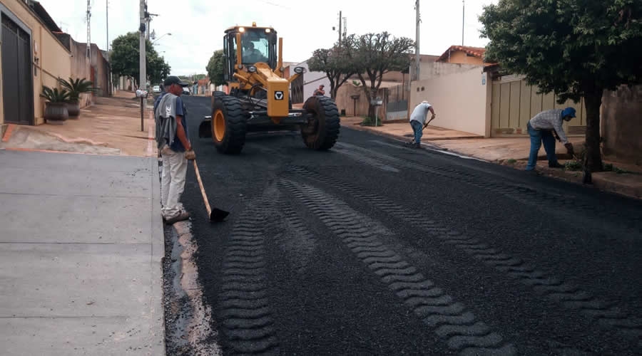 Departamento de Obras recupera ruas do Jardim Laranjeiras