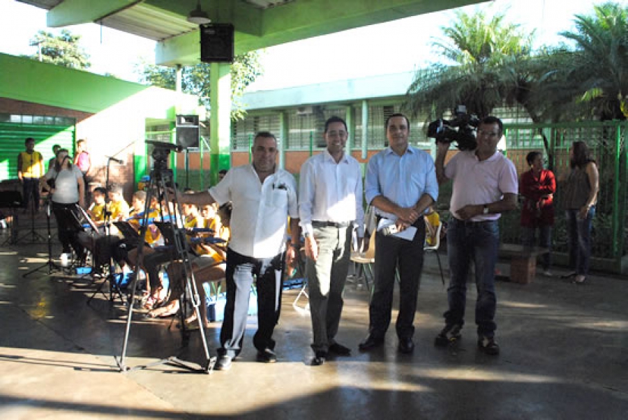 Na foto, a equipe visita a EMEB João Pereira Pinho para gravar a participação do Bate Lata, que participa do Sábado Mania