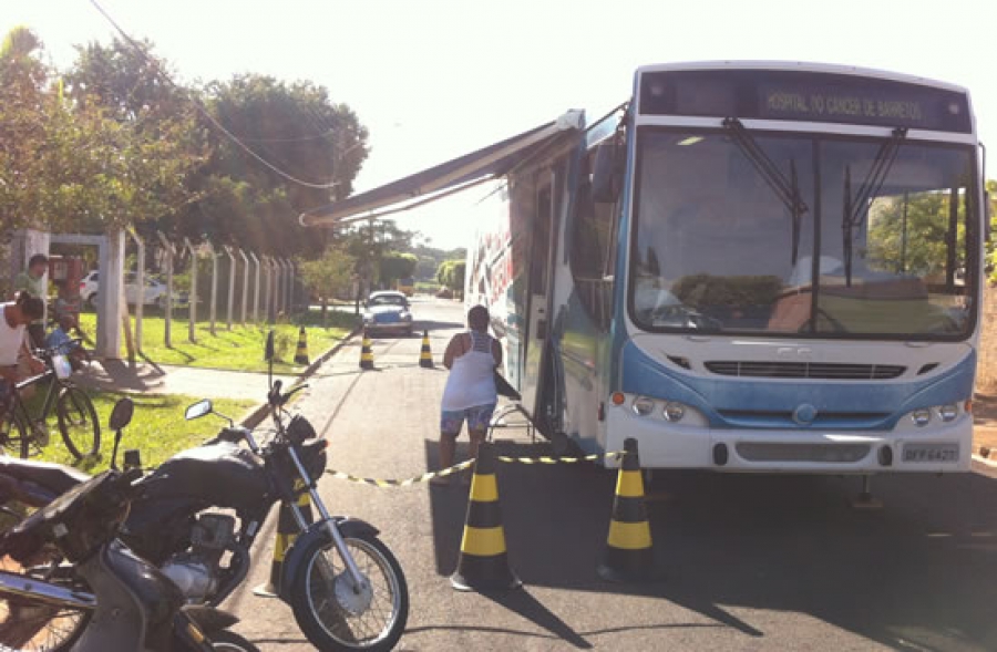 Ônibus está estacionado em frente da ESF José Caubi Campello Bessa.