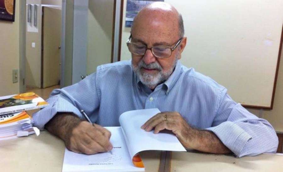 Donadio autografando seu livro