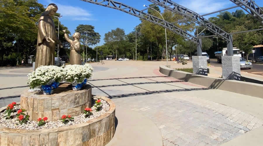 Prefeitura entrega a Praça Santa Paula Frassinetti totalmente revitalizada