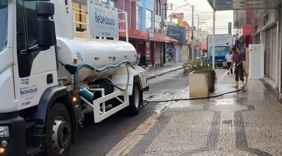 Prefeitura realiza manutenção e limpeza nas ruas do comércio central