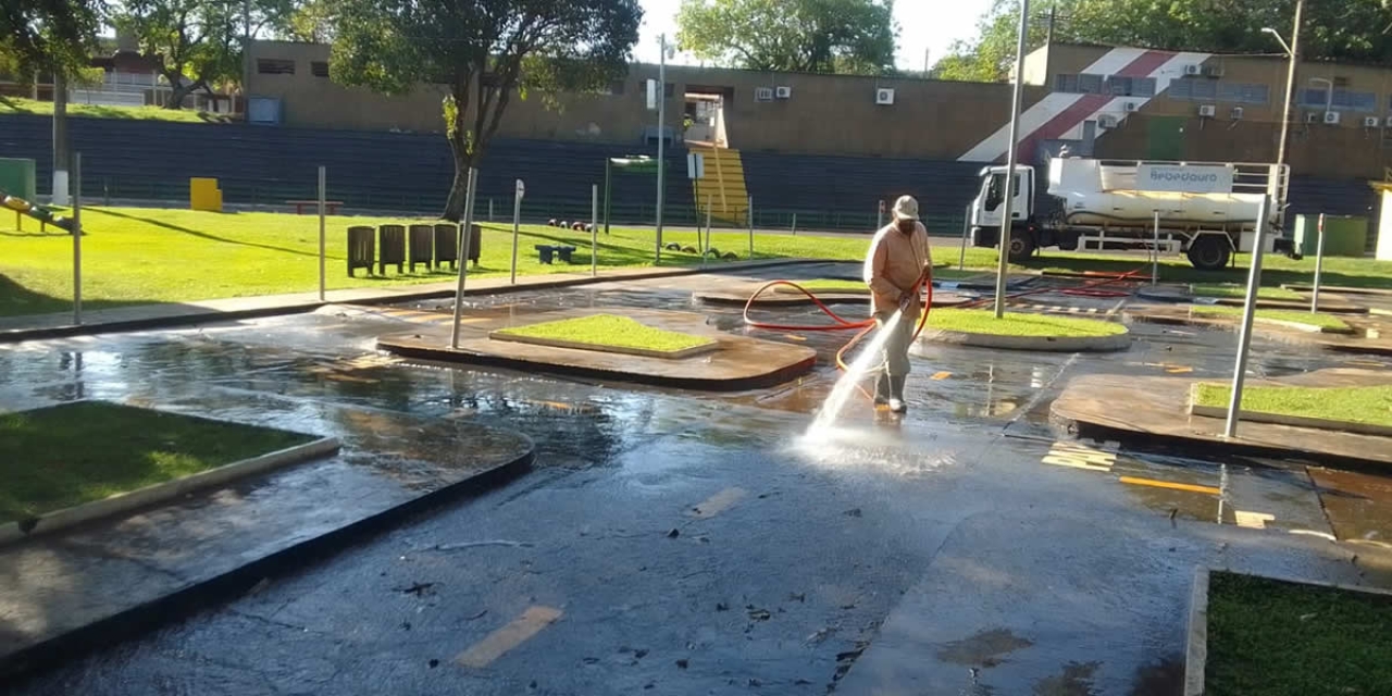 Sambódromo recebe limpeza com água de reuso