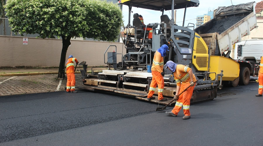 Prefeitura recupera asfalto da Rua Rubião Júnior