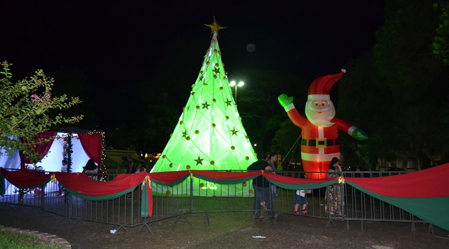 Praça central recebe decoração de Natal