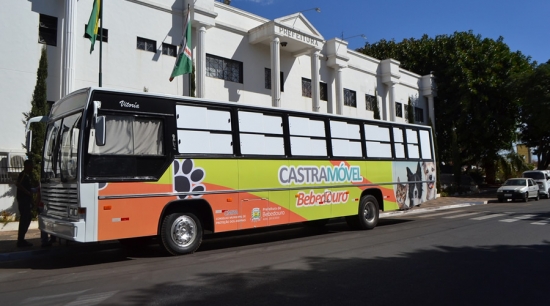 Canil Municipal e Castramóvel são apresentados a população