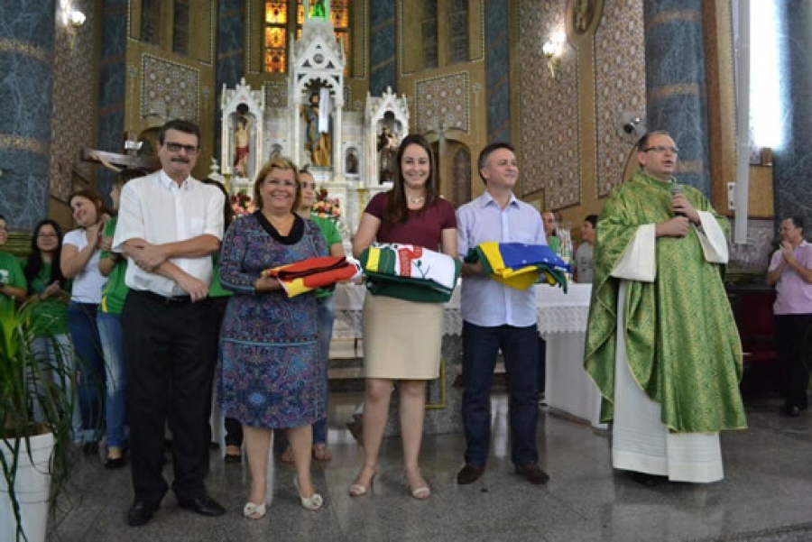 Jovens trazem bandeira de Bebedouro, após encontro com papa