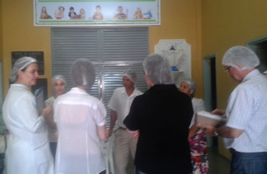 Membros do Comusan fazem visita à Central de Alimentação para definir tópicos de treinamento.