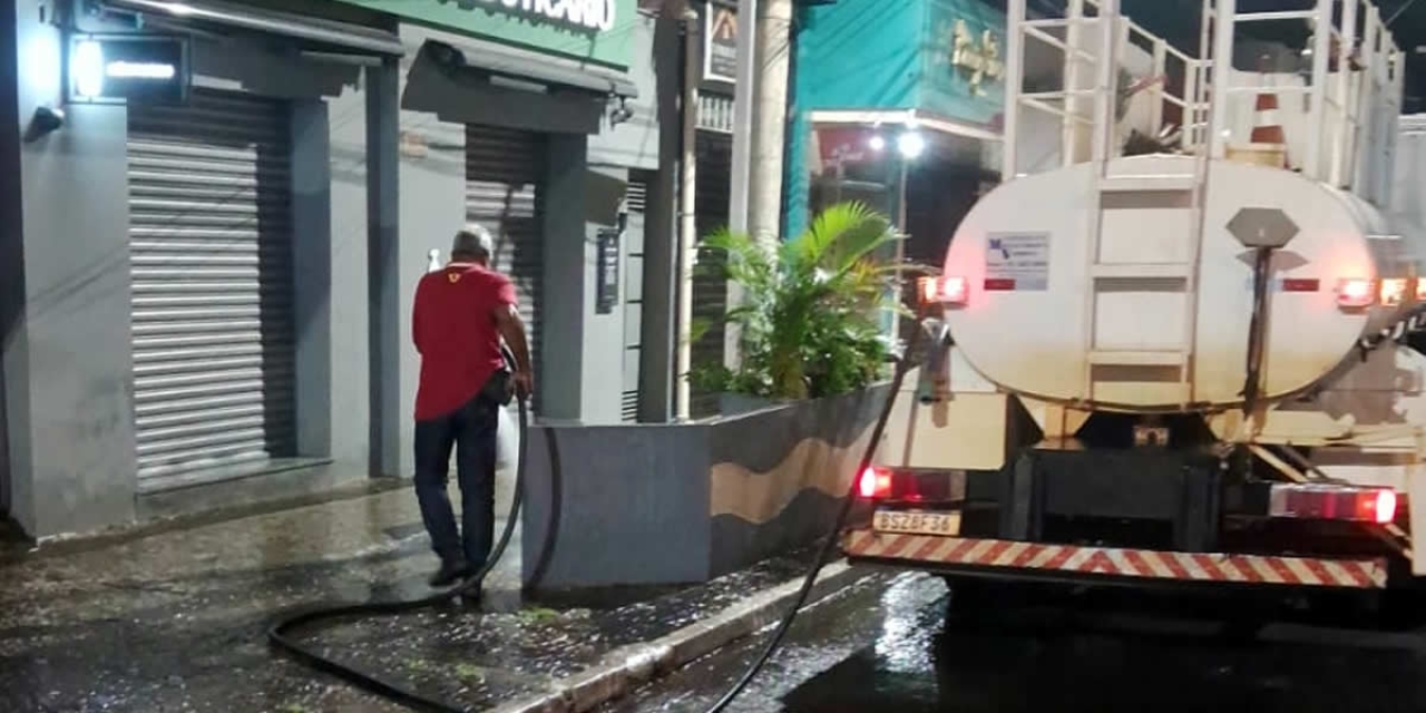 Garagem Municipal realiza limpeza noturna nas ruas comércio