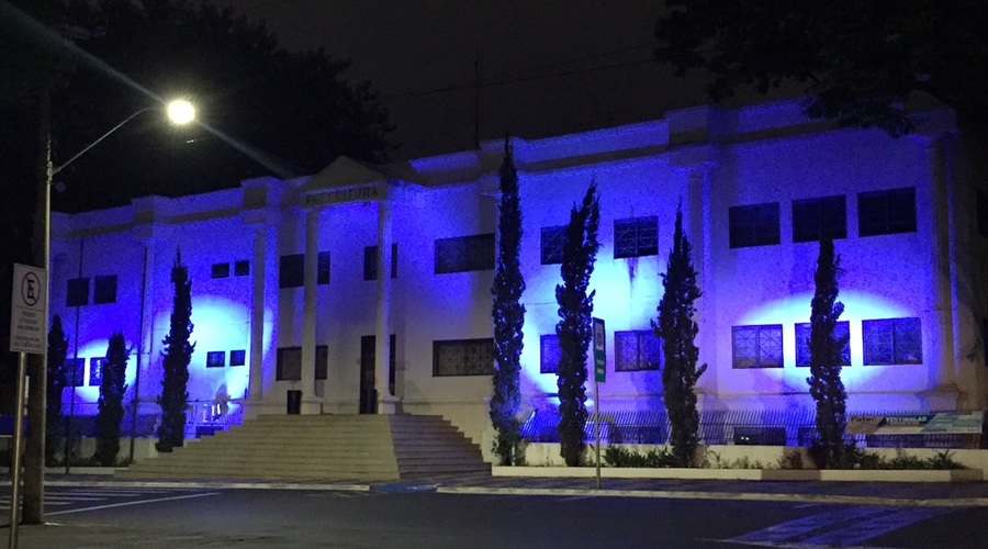 Prefeitura ganha iluminação azul para celebrar a virada de ano