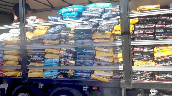 Banco de Ração recebe a doação de 1 mil quilos de alimentos para cães e gatos