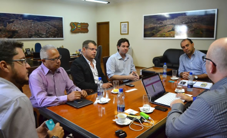 Representantes da empresa reunidos com o prefeito e sua equipe no Gabinete.