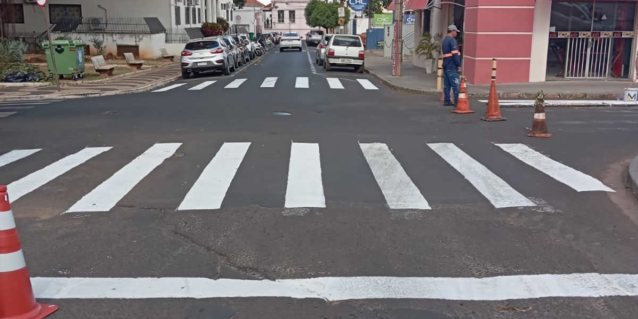 Pintura de solo reforça sinalização no cruzamento da Rua Rubião Júnior com a Visconde do Rio Branco