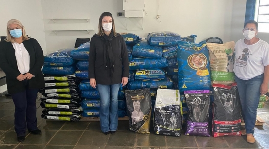 Prefeitura recebe doação de 2 toneladas de ração para cães e gatos
