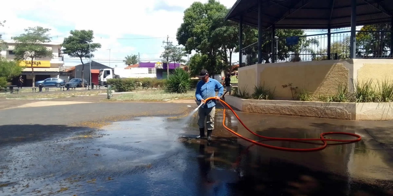 Prefeitura realiza limpeza na Praça do Coreto, no Jardim Paraíso
