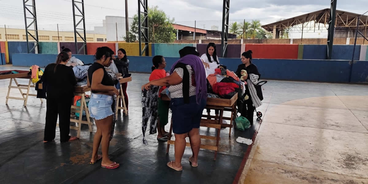 Fundo Social realiza distribuição de roupas da Campanha do Agasalho na EMEB Prof. Lellis do Amaral Campos