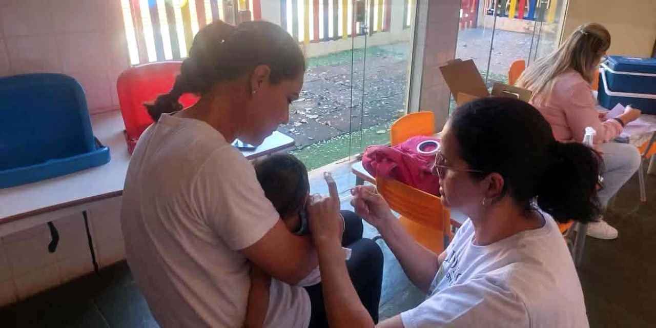 ESF Dr. Tasso Paraíso Cavalcanti realiza avaliação de carteiras de vacinação