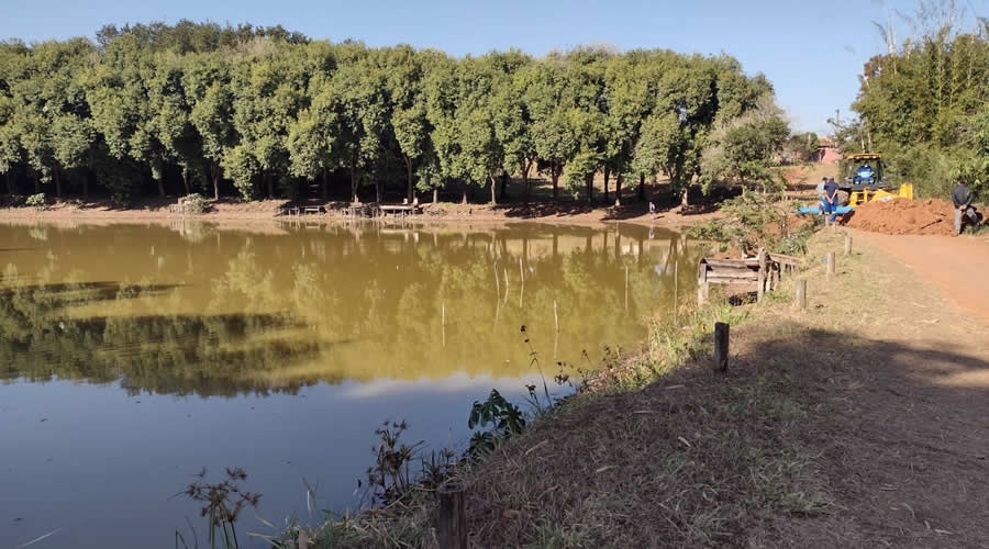 Prefeitura inicia desassoreamento na represa do Parque Ecológico