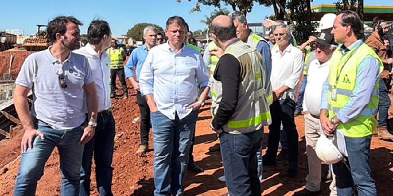 Governador Tarcísio de Freitas visita obras de duplicação da SP-322 e do novo viaduto da Raul Furquim