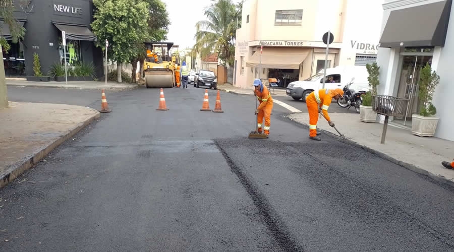 Prefeitura realiza recapeamento na Rua Vanor Junqueira Franco