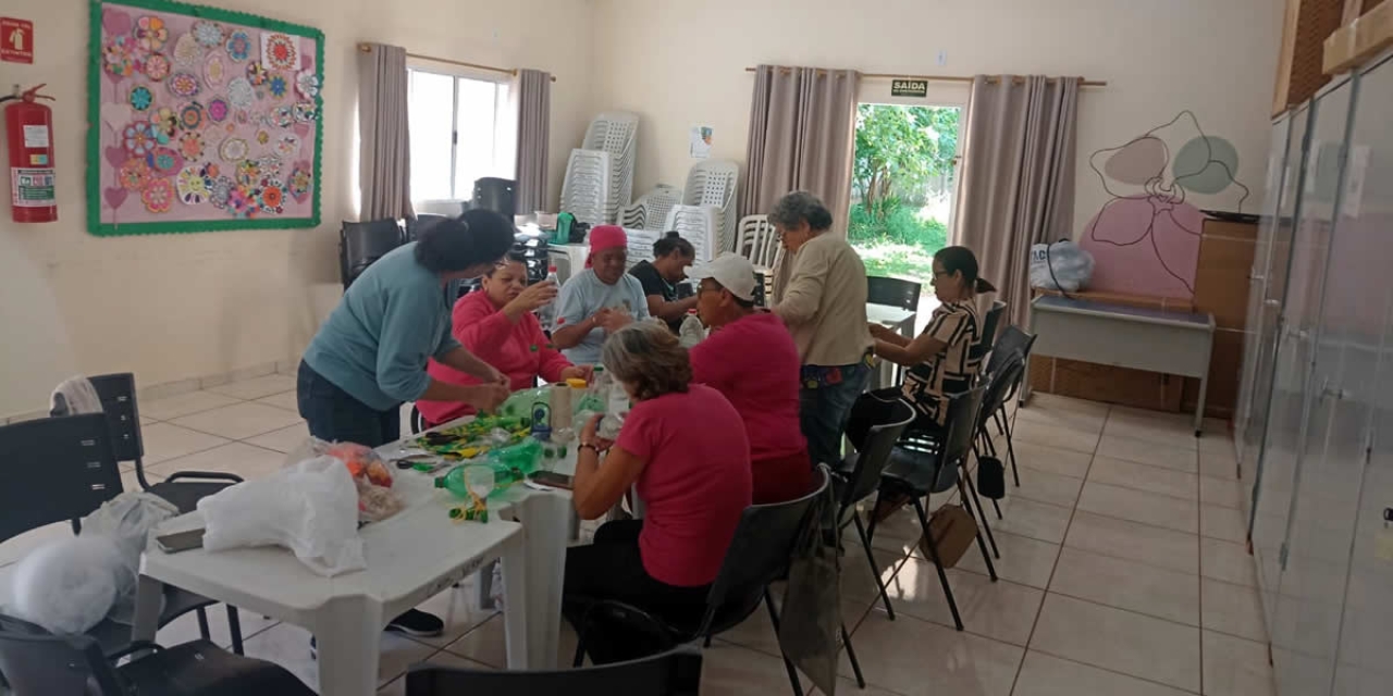 CRAS Norte realiza oficina de artesanato para participantes do SCFV