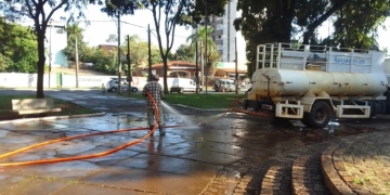 Garagem Municipal realiza limpeza da Praça do Museu