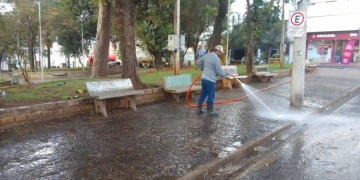 Praça da Igreja Matriz recebe serviços de limpeza com água de reuso