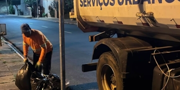 Garagem Municipal realiza limpeza noturna em locais de grande circulação de pessoas