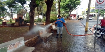 Prefeitura realiza limpeza e manutenção na Praça da Matriz