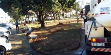 Garagem Municipal realiza limpeza da Praça da Santa Casa