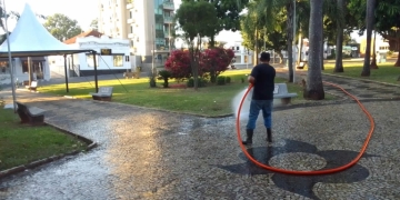 Praça Valêncio de Barros recebe serviços de limpeza na manhã deste sábado (26/09)