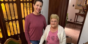 Voluntária de 90 anos realiza doações para a Campanha do Agasalho