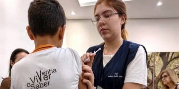 ESF Dr. Ramiro de Souza Lima realiza vacinação na Escola Convívio