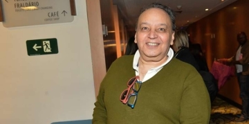 Cacá Carvalho apresenta leitura cênica “70” no Teatro Municipal de Bebedouro