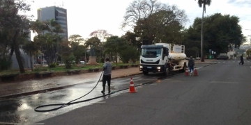 Garagem Municipal realiza limpeza e manutenção na Praça da Matriz