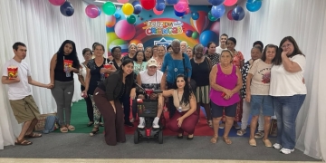 Sessão de cinema proporciona lazer e convivência às pessoas idosas