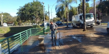 Orla do Lago Artificial recebe serviços de limpeza e manutenção