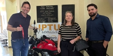 Prefeitura entrega primeira motocicleta do IPTU Premiado 2026