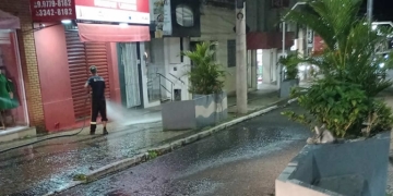 Prefeitura realiza limpeza noturna nas ruas do comércio