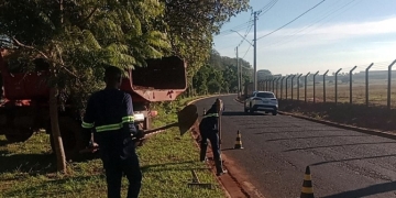 Prefeitura realiza limpeza de guias em praças dos bairros Califórnia, Menino Deus I e Eldorado
