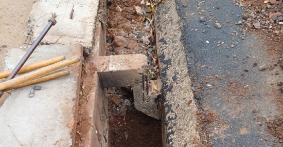 Prefeitura realiza limpeza de bueiros no jardim Laranjeiras