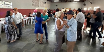 Bailinho da Melhor Idade reúne participantes em tarde de música e convivência
