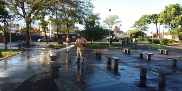 Praça do Coreto recebe serviços de limpeza com água de reuso