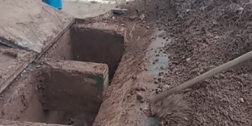 Garagem Municipal realiza limpeza de bueiros no bairro Souza Lima