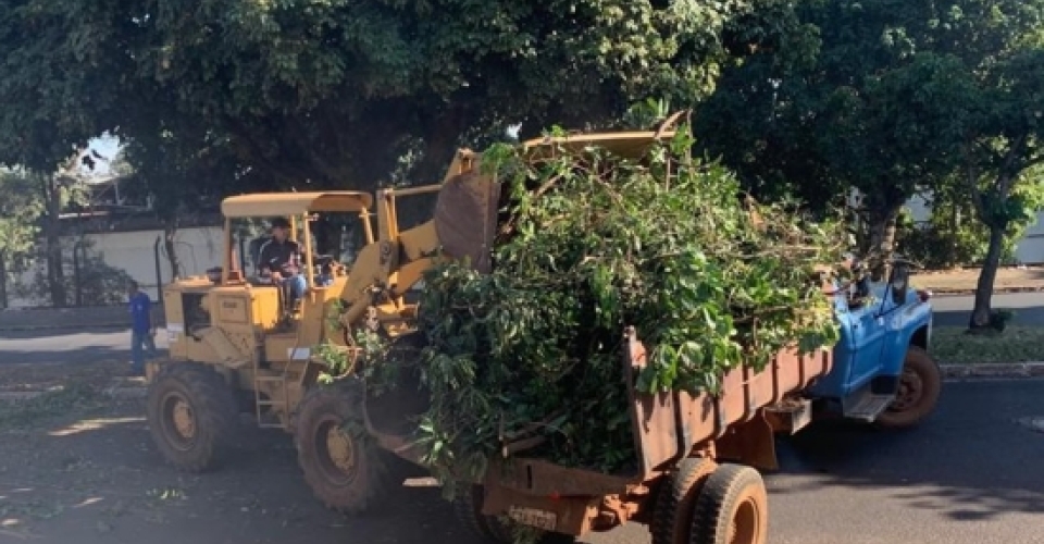 Garagem Municipal recolhe entulhos no setor norte