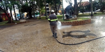 Garagem Municipal realiza limpeza da praça da Prefeitura